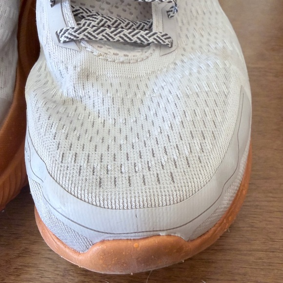 SAUCONY RUNNING SHOES. (SIZE 12) - Picture 3 of 11